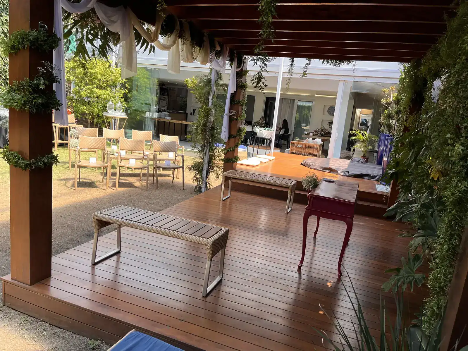 Terraço de madeira integrado ao jardim da Casa Butantã 360
