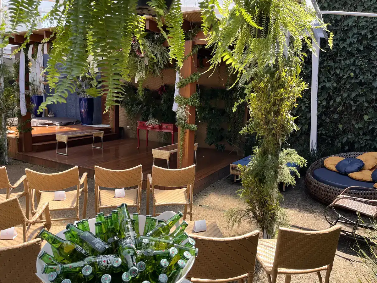 Gazebo e jardim preparados para celebração
