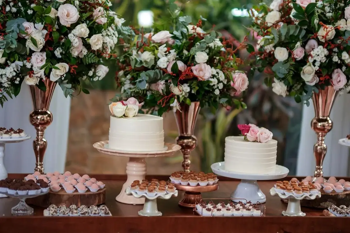Mesa de bolo e flores para festa de 15 anos