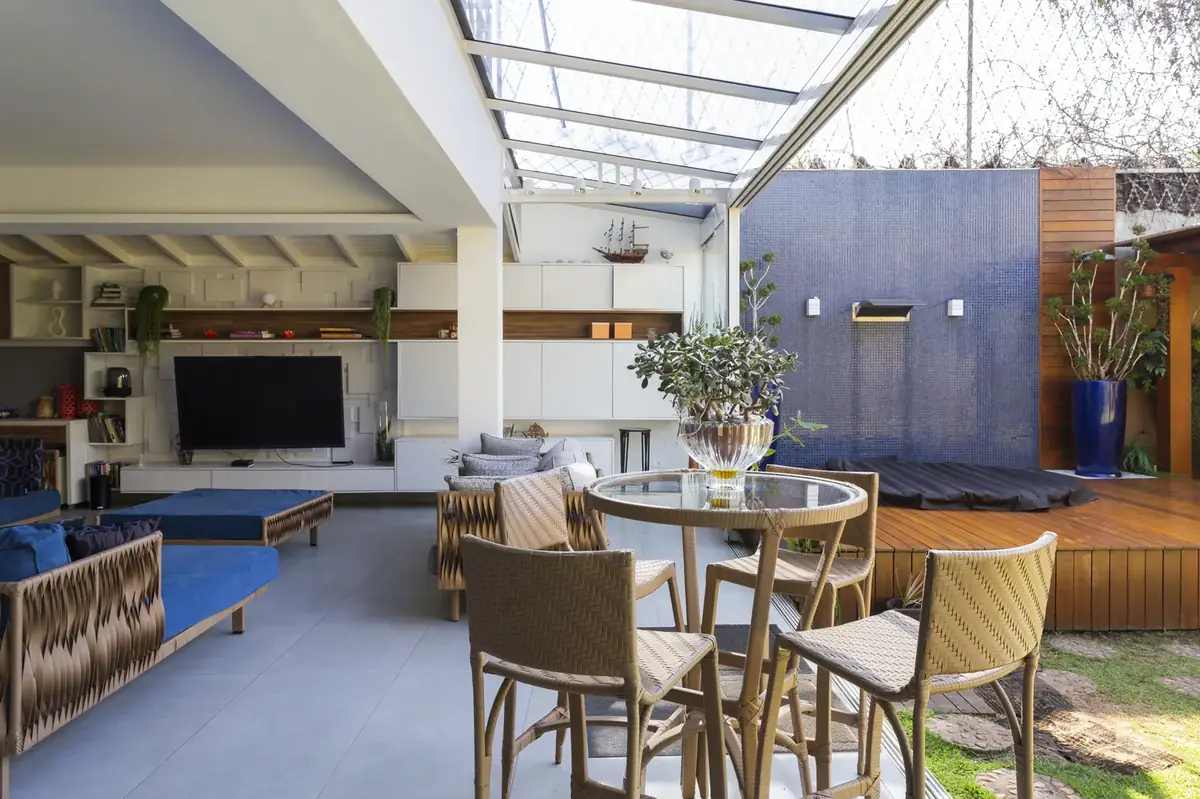 Varanda gourmet com churrasqueira e bar no terraço