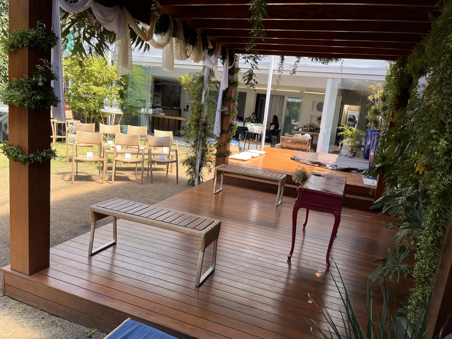 Terraço de madeira integrado ao jardim da Casa Butantã 360