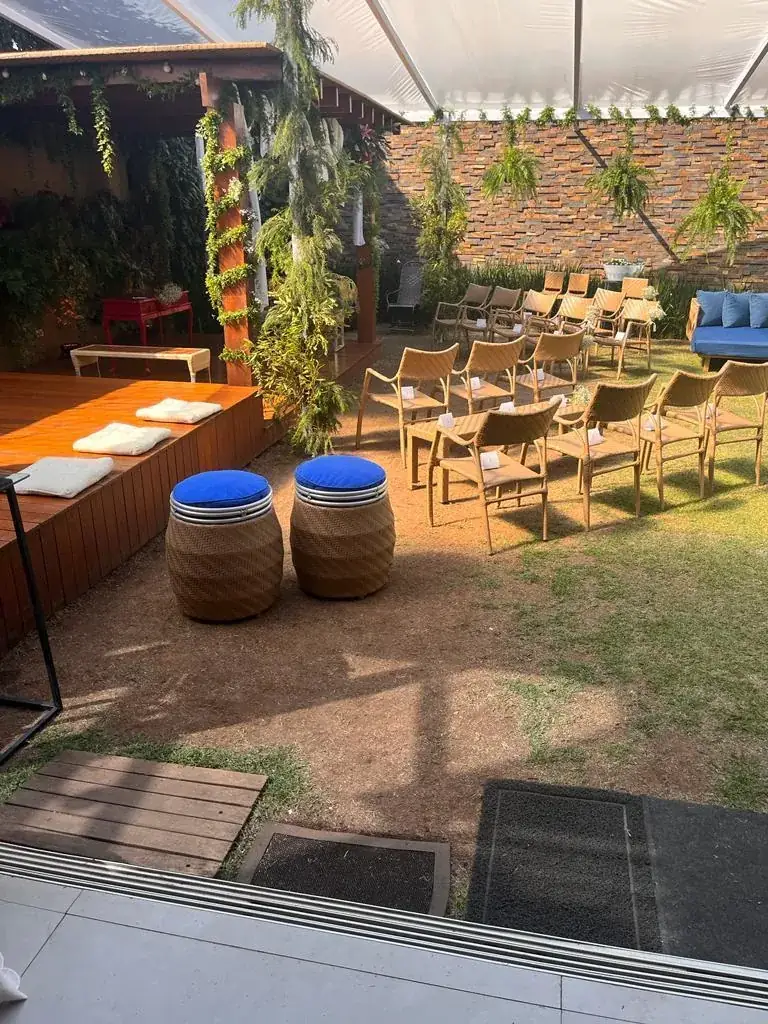 Cerimônia de casamento montada no jardim