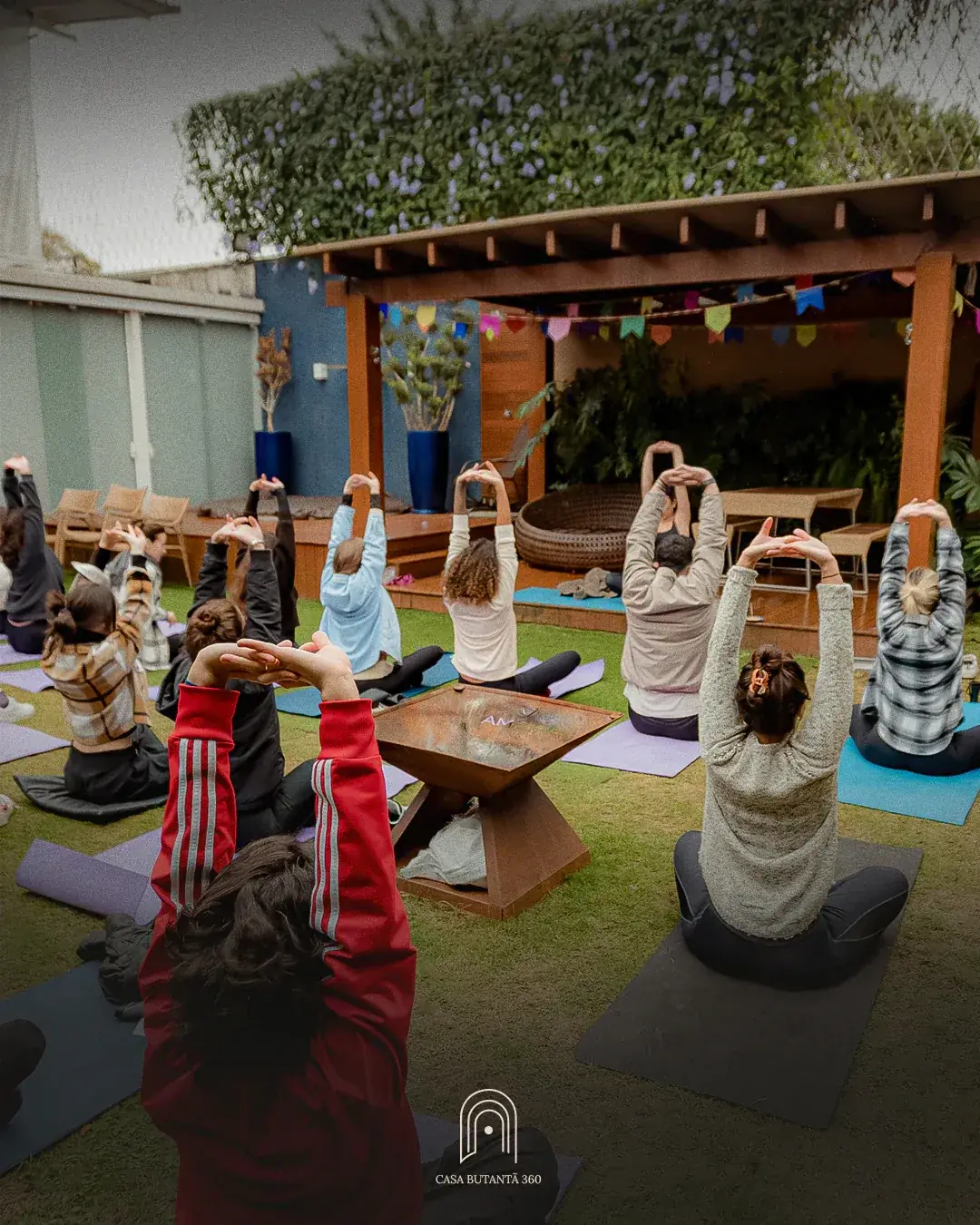 Atividade em grupo no jardim da Casa Butantã 360