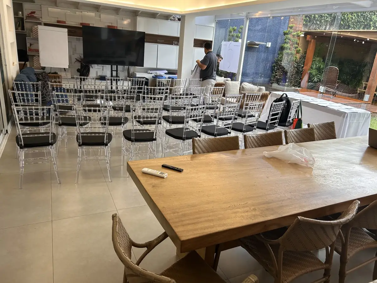 Auditório com TV 85 polegadas e audiovisual completo na Casa Butantã 360